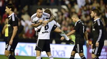 Otamendi y Orban celebran un gol en el Valencia-Madrid de la 2014-15.