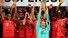 Leipzig (Germany), 30/07/2022.- Bayern's goalkeeper Manuel Neuer (C) lifts the Supercup trophy following the DFL Supercup 2022 soccer match between RB Leipzig and FC Bayern Muenchen in Leipzig, Germany, 30 July 2022. (Alemania) EFE/EPA/CLEMENS BILAN CONDITIONS - ATTENTION: The DFL regulations prohibit any use of photographs as image sequences and/or quasi-video.
