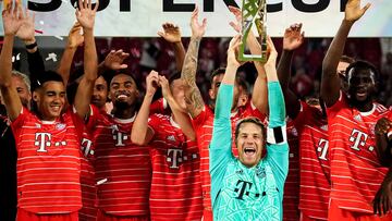 Leipzig (Germany), 30/07/2022.- Bayern's goalkeeper Manuel Neuer (C) lifts the Supercup trophy following the DFL Supercup 2022 soccer match between RB Leipzig and FC Bayern Muenchen in Leipzig, Germany, 30 July 2022. (Alemania) EFE/EPA/CLEMENS BILAN CONDITIONS - ATTENTION: The DFL regulations prohibit any use of photographs as image sequences and/or quasi-video.
