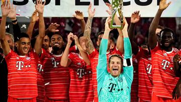 Leipzig (Germany), 30/07/2022.- Bayern's goalkeeper Manuel Neuer (C) lifts the Supercup trophy following the DFL Supercup 2022 soccer match between RB Leipzig and FC Bayern Muenchen in Leipzig, Germany, 30 July 2022. (Alemania) EFE/EPA/CLEMENS BILAN CONDITIONS - ATTENTION: The DFL regulations prohibit any use of photographs as image sequences and/or quasi-video.