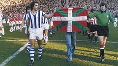 La ikurriña en manos de Iribar y Kortabarria (1976)