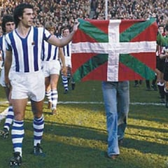 La ikurriña en manos de Iribar y Kortabarria (1976)