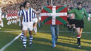 Iribar y Kortabarria con la ikurriña en un derbi entre la Real Sociedad y el Athletic de Bilbao.