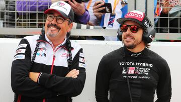 Rob Leupen, director del equipo Toyota, junto a Fernando Alonso.