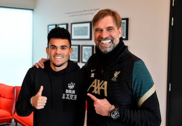 Previo al encuentro de la FA Cup ante Cardiff City, el entrenador alemán elogió a Luis Díaz. "Lo fichamos porque nos gusta casi todo de él, es así. Lo sigo desde hace un tiempo, no solo desde que jugamos contra ellos dos veces en la Liga de Campeones. Es un jugador excepcional. Tiene la velocidad, las habilidades, el carácter para tener una muy buena carrera. Todos queremos que tenga esta carrera aquí con nosotros. Eso es todo,", aseguró. 

Sin embargo, el DT afirmó que lo llevarán de a poco para que se adapte de la mejor manera al equipo y a la Premier League. 