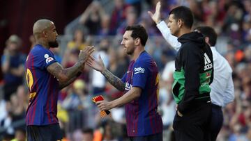 Barcelona&#039;s Chilean midfielder Arturo Vidal (L) greets Barcelona&#039;s Argentinian forward Lionel Messi as he leaves the pitch during the Spanish league football match between FC Barcelona and Athletic Club Bilbao at the Camp Nou stadium in Barcelona on September 29, 2018. (Photo by Pau Barrena / AFP)