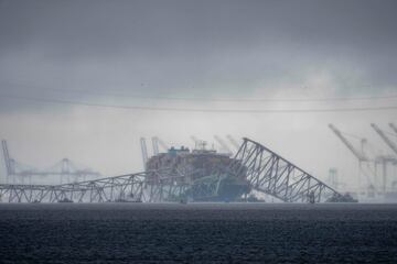 El buque portacontenedores MV Dali descansa sobre los restos del puente Francis Scott Key de Baltimore, en el río Patapsco, EE.UU., tras chocar contra una columna de soporte del puente el 26 de marzo. 