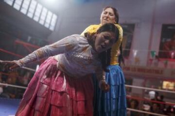 Momento de lucha entre cholitas.