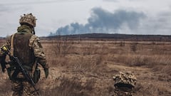 Un soldado del ejercito ucraniano observa el humo de los bombardeos, a 4 de marzo de 2022, en Irpin (Ucrania)