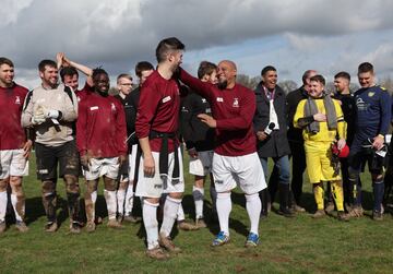 Roberto Carlos jugó un amistoso con el club amateur inglés Bull in de Barne