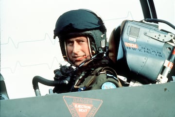 El pr¨ªncipe Carlos vuela en un avi¨®n a reacci¨®n alrededor de 1978 en Inglaterra.