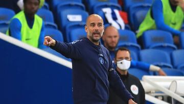 Pep Guardiola dando instrucciones durante un partido.