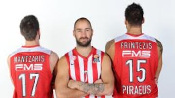 TODO UN PELIGRO. Mantzaris y Printezis rodean a Spanoulis.