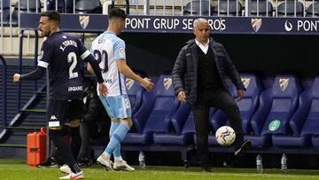 Pellicer, en el banquillo durante el M&aacute;laga - Lugo.