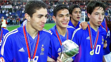 Benzema, junto a Ben Arfa y Nasri tras ganar a Espa&ntilde;a en 2004.