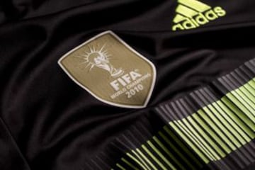 Negra y flúor, así es la nueva segunda equipación de la selección española de fútbol para el Mundial de Brasil 2014.
