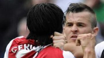 Gervinho de espaldas, increpado por Joey Barton.
