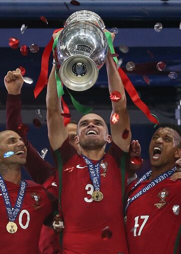 Nacido en Brasil y nacionalizado portugués, Pepe es uno de los mejores centrales del mundo. Empezó en el Oporto y allí regresó tras pasar por el Real Madrid (2007-2016, con 334 partidos con 15 goles anotados) y el Besiktas. Fue en el conjunto blanco donde se convirtió en uno de los mejores zagueros del mundo. Los blancos pagaron 30 millones por el central. Al principio su fichaje fue mirado con recelo por parte de la afición blanca: el precio y no ser un jugador muy reconocido por entonces le colocaron en el punto de mira. Pero su jerarquía, fuerza, nobleza, poderío... le hicieron ganarse el respeto de los seguidores madridistas. Con la selección portuguesa se ha convertido en uno de sus pilares desde hace 13 años. Ha acudido a cuatro ediciones de la Eurocopa, ganando un título en 2016. Ha jugado 16 encuentros, anotando dos goles...