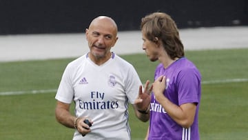 Antonio Pintus charla con Luka Modric. 