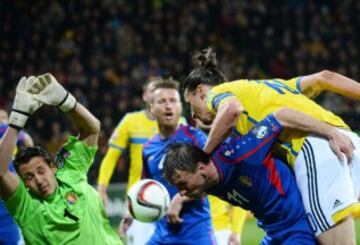 Moldavia-Suecia. Zlatan Ibrahimovic con Gheorghe Boghiuy el portero Ilie Cebanu.