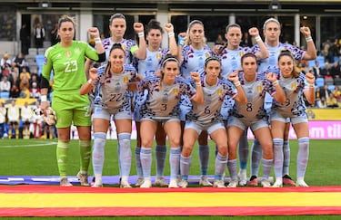 La Selección española posa con una muñequera con el mensaje #SeAcabó durante la foto oficial del equipo antes del partido. 