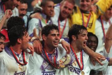 Mijatovic, Hierro y Morientes celebran la séptima del Real Madrid. 
 