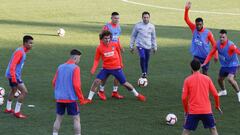 Griezmann, en el centro del rondo del Atl&eacute;tico de Madrid, en la &uacute;ltima sesi&oacute;n antes de viajar a Mendizorroza.