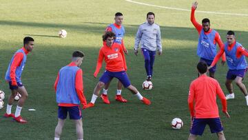 Griezmann, en el centro del rondo del Atl&eacute;tico de Madrid, en la &uacute;ltima sesi&oacute;n antes de viajar a Mendizorroza.