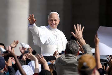 El Papa Le車n XIV saluda a los fieles desde el papa m車vil a su llegada la plaza de San Pedro.