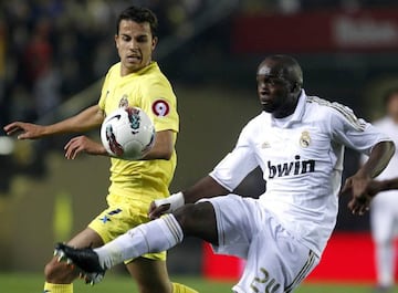 Nilmar en una jugada con Lass Diarra durante el Villarreal-Real Madrid de la Liga 2011-2012.