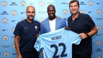 Guardiola, junto a Mendy en su presentaci&oacute;n.