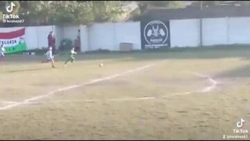 Campo libre, iba directo contra el portero y lo bajan de una patada, esto sucedió en un partido de niños y ya es viral