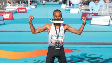 El atleta español Tariku Novales celebra su récord de España de Maratón conseguido en la Maratón Valencia Trinidad Alfonso 2023.