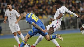 Kiev (Ukraine), 04/09/2021.- Leo Dubois (L) and Paul Pogba (R) of France and Mykola Shaparenko (C) of Ukraine in action during the 2022 FIFA World Cup qualification Group D soccer match between Ukraine and France in Kiev, Ukraine, 04 September 2021. (Mund