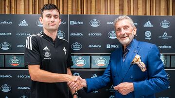 Luca de la Torre y Carlos Mouri?o posan con la camiseta del Celta.
