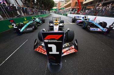 'La victoria era posible, probablemente en Mónaco fue cuando estuvo más cerca', dijo Alonso a AS en Abu Dhabi haciendo balance de su año. ¿Cuántas veces se habrán tirado de los pelos en Aston Martin por aquella estrategia? Un diluvio sacudió el final de la carrera con el español segundo por detrás de Verstappen. Los de Silverstone intentaron anticiparse cuando aún no llovía demasiado llamando a Fernando a boxes... para ponerle medios. En la vuelta posterior, el cielo se abrió y tuvieron que parar otra vez para cambiar a intermedios. 24 segundos volaron en la maniobra. De haber acertado, podrían haber peleado con Max.