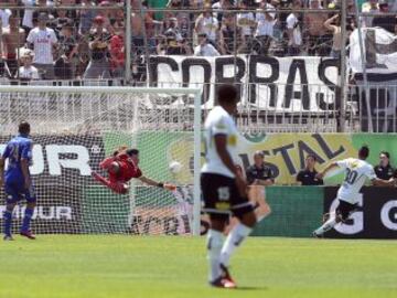 Esteban Paredes anotando el 1 a 0, ante la estirada de Johnny Herrera.