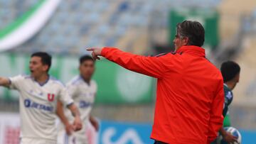 General Velasquez vs Universidad de Chile, tercera ronda, Copa Chile 2022
El entrenador de Universidad de Chile Diego Lopez da instrucciones a sus jugadores, durante el partido de Copa Chile frente a General Velasquez realizado en el Estadio El Teniente de Rancagua, Chile.
19/06/2022
Jorge Loyola/Photosport
Football, General Velasquez vs Universidad de Chile.
3rd phase, 2022 Copa Chile.
Universidad de Chile's manager Diego Lopez instructs his players, during the first division match held at the El Teniente stadium
Rancagua, Chile.
19/06/2022
Jorge Loyola/Photosport