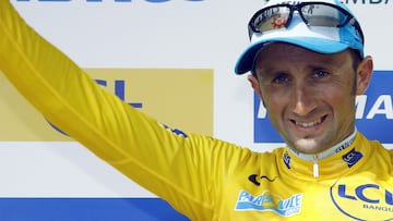 El ciclista italiano Davide Rebellin posa con el maillot amarillo de líder de la París-Niza 2007