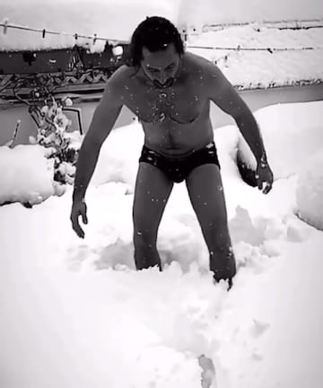 El actor se desnudó y se lanzó a la nieve sin dudar.