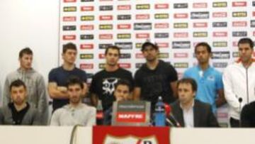 <b>UNIDA. </b>La plantilla, director deportivo y parte del cuerpo técnico (faltó Sandoval) en su comparecencia de ayer, que ellos solicitaron.