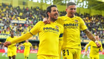 VILLARREAL, SPAIN - APRIL 02: Daniel Parejo of Villarreal CF celebrates with teammate Yeremi Pino after scoring the team's first goal during the LaLiga Santander match between Villarreal CF and Real Sociedad at Estadio de la Ceramica on April 02, 2023 in Villarreal, Spain. (Photo by Aitor Alcalde/Getty Images)
