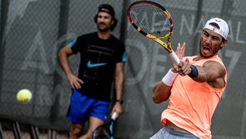 Rafa Nadal y Carlos Moy&aacute;, durante un entrenamiento con Grigor Dimitrov en la Rafa Nadal Academy de Manacor.