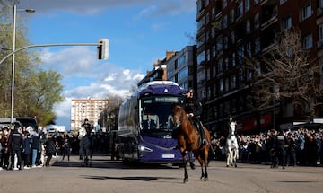 Antes del inicio del encuentro frente al Celta de Vigo uno de los comentarios más repetidos entre los aficionados del Madrid ha sido: ¿Qué significa Y-3? Esta letra y número se podía leer en el nuevo diseño del autobús del club blanco. El autobús luce con un llamativo color morado con las rosas que encontramos en la tercera equipación del Real Madrid. Este nuevo diseño hace referencia a la nueva colección de ropa en conjunto con Y-3 que ya está a la venta en la página web del Real Madrid. Yohji Yamamoto,  uno de los diseñadores de moda más destacados de la actualidad y conocido pionero de la nueva ola japonesa de los años 80.