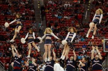 Las chicas de los Gonzaga Bulldogs, por los aires.