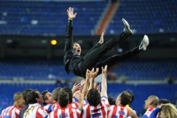 17-05-2013. El Atl¨¦tico del 'Cholo' le arrebat¨® en el Bernab¨¦u la Copa del Rey al Madrid de Mourinho en la ¨²ltima temporada del portugu¨¦s en el Real Madrid. Miranda marc¨® el gol de la victoria en la pr¨®rroga.