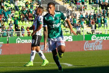 David Terans celebra un gol en Wanderers.