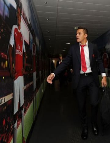 Alexis Sánchez se da cuenta de la imagen antes de entrar al camarín del Arsenal en el Emirates.