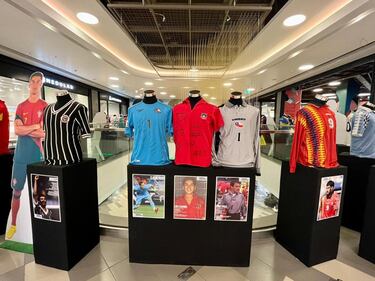 Panorama imperdible para los futboleros: camisetas usadas por Messi, Pelé, Maradona, Ronaldo...