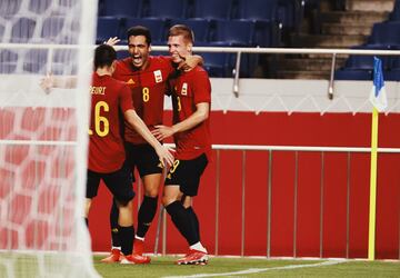 España 1-0 Argentina | El balón desde la banda derecha llegó al segundo palo, lo recogió Olmo, que en lugar de chutar, se la dejó a Mikel Merino, que definió con un sutil remate para hacer el 1-0.
